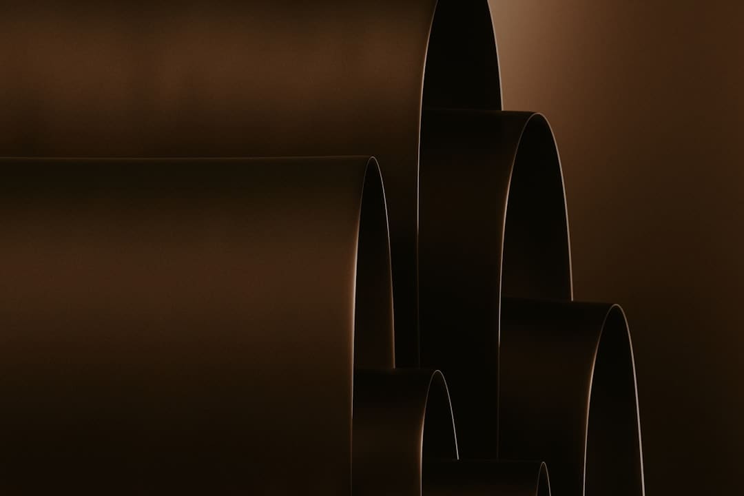 盯着拾荒老人不放，是怜悯？还是想遮羞？